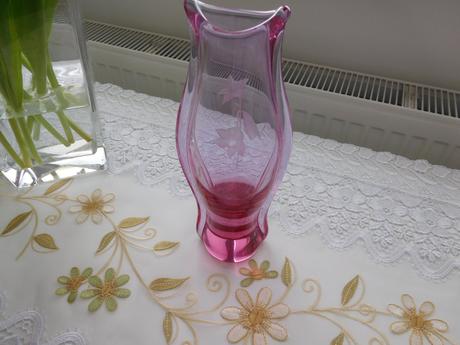 Alexnadritové hútni sklo s růži výška 27,5 cm, 