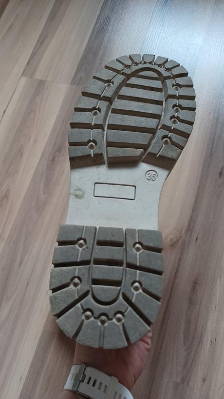 Bledé krémové workery, 36