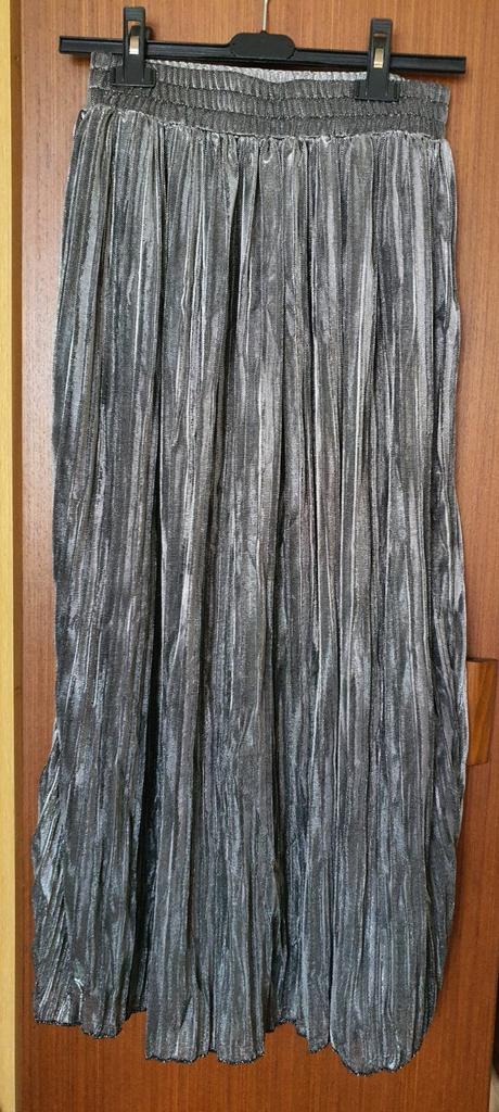 Strieborná plisovaná sukňa, m