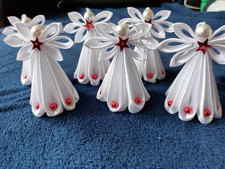 Biele anjeliky s červenymi ozdobami, 