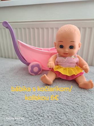 Bábika s kočiarikom/kolískou, 
