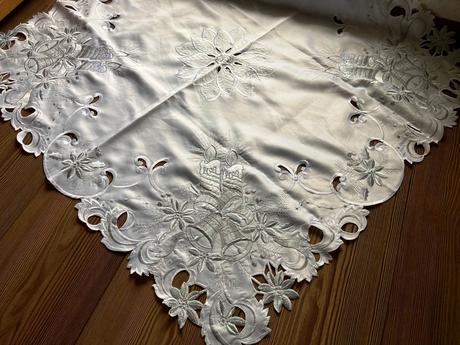 Vianočný obrus - sivé vyšívané sviece, 