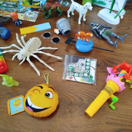 Balík pekných hračiek pre chlapca,