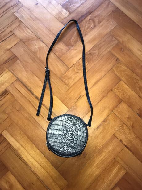 Crossbody kabelka čierna okrúhla,