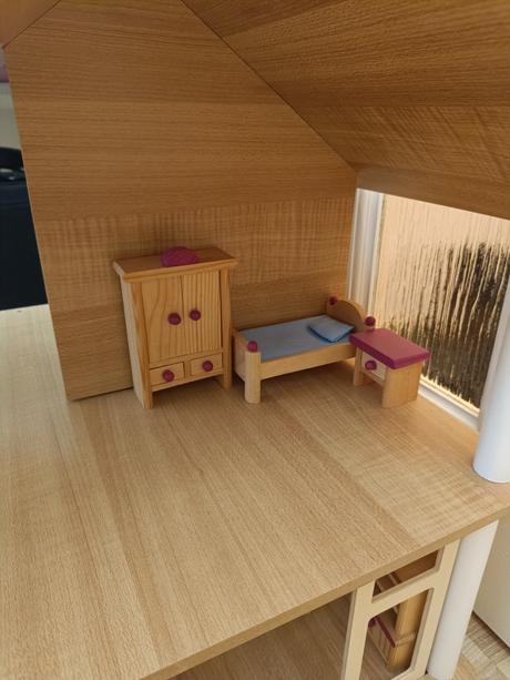 Drevený domček s príslušenstvom,