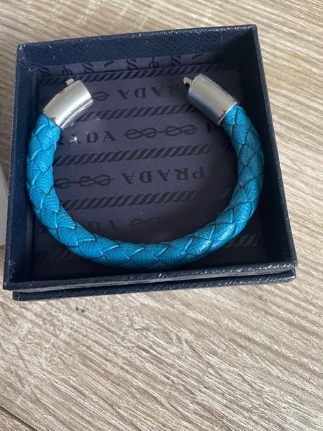 Prada náramok, prada