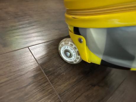 Detsky kufor so svetielkujucimi kolieskami, 