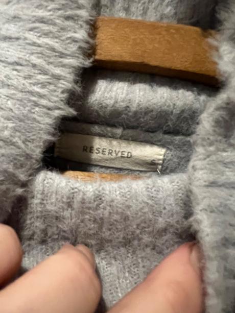 Sveter, reserved,s