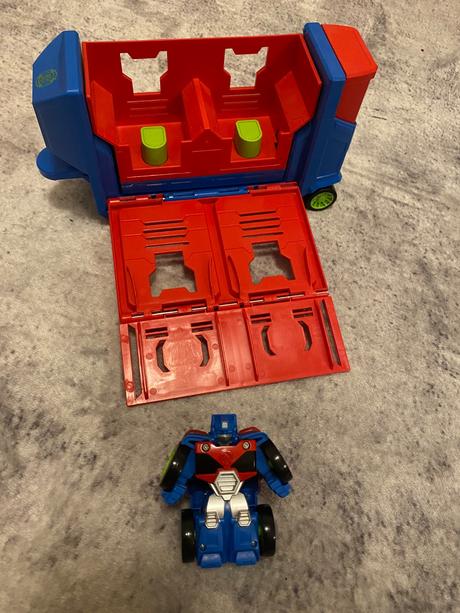 Transformer s vlečkou,