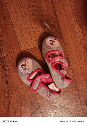 Dievčenske papučky, 24