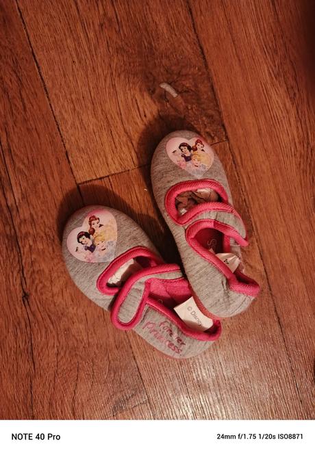 Dievčenske papučky, 24