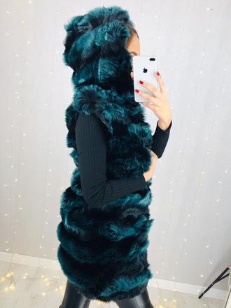 Čierna kožušinová vesta s kapucňou,