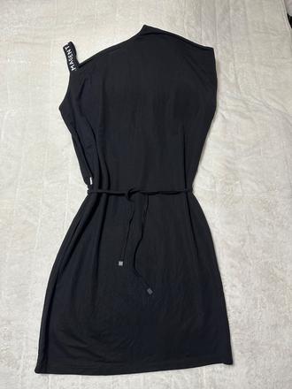 Čierne letné šaty na uviazanie v páse magenta, l