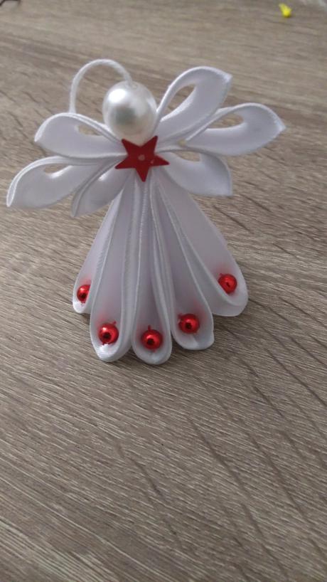 Biele anjeliky s červenymi ozdobami, 
