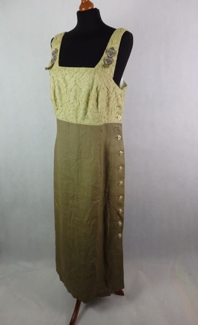 Luxusné krojové šaty, 42