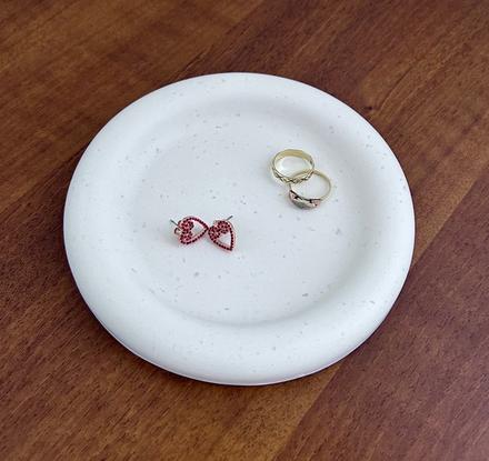 Okrúhla tácka z jesmonite,