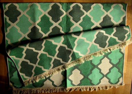 Tkaný koberec so strapcami z bonami, 