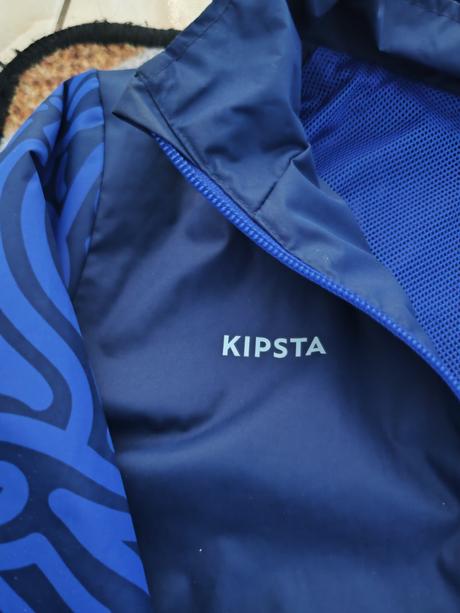 Malo nosena futbalova nepremokava bundicka, decathlon,140