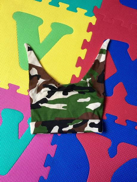 Maskáčová prechodná čiapka s rožkami, 68