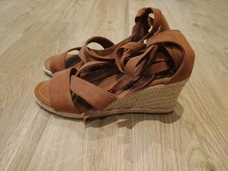 Hnedé espasrdilky, 42