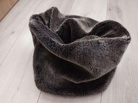 Hrejivý tmavý nákrčník, 