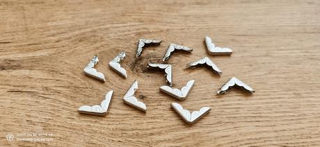 Kovový rohovník 30x21 mm - zlatý, strieborný, 