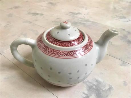 Porcelánová konvica na čaj, 