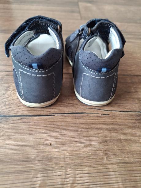 Sandálky, lasocki,21