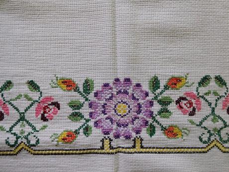 Vidiecky obrus-s fialovou výšivkou, 128 x 128 cm,, 