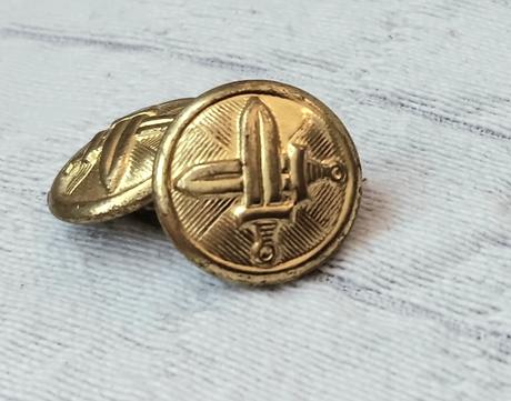 2x vojenský gombík,