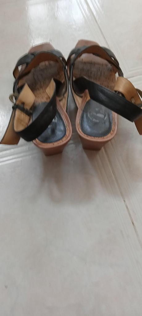 Čierne kožené sandálky, baťa,39