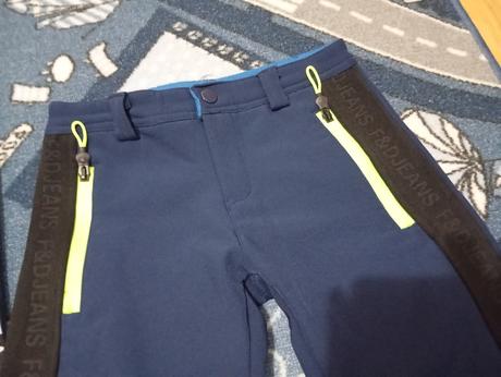 2x softshellove širšie nohavice, 128