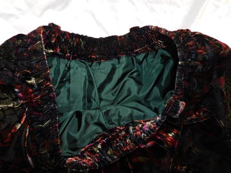 Pekna zamatova sukna ku kroju, 42