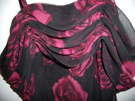 Šaty čiernej farby s bordovými ružičkami, 40