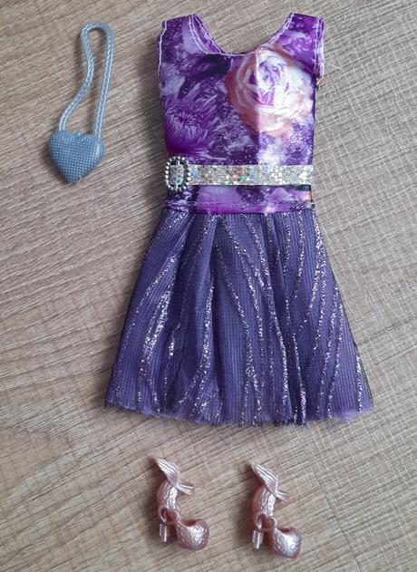 Šaty na barbie s doplnkami, 