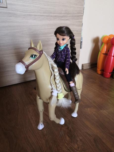 Chodiaci koník s bábikou, 