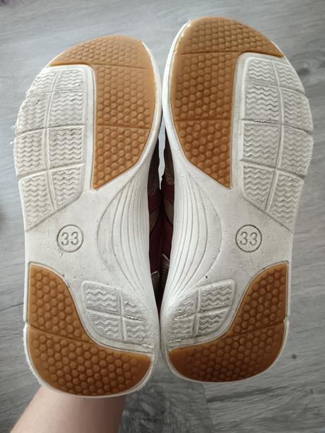 Ľahucké tenisky, 33