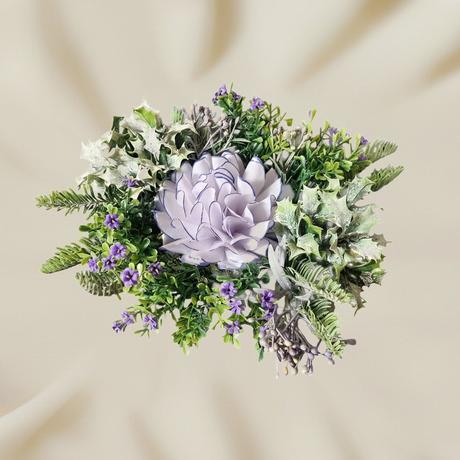 Hrobčeková ikebanka s voskovým kvetom, 