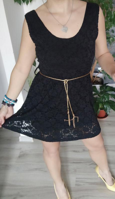 Krajkove šaty so zlatým opaskom, s