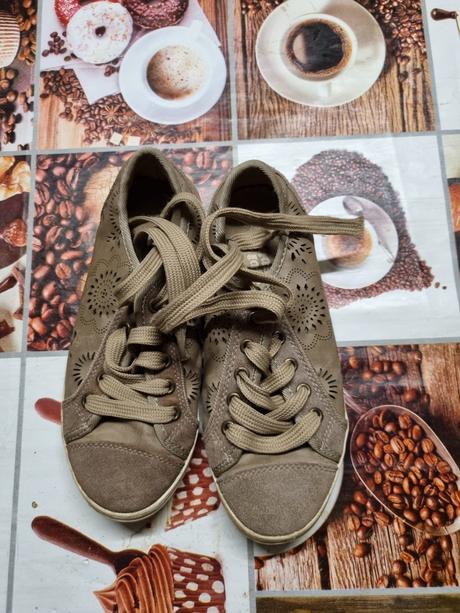 Dievčenské tenisky, 33