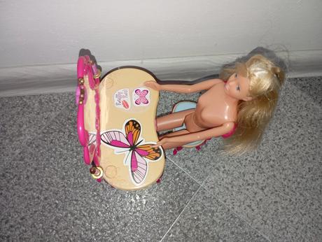 Kozmetický stolík s bábikou, 