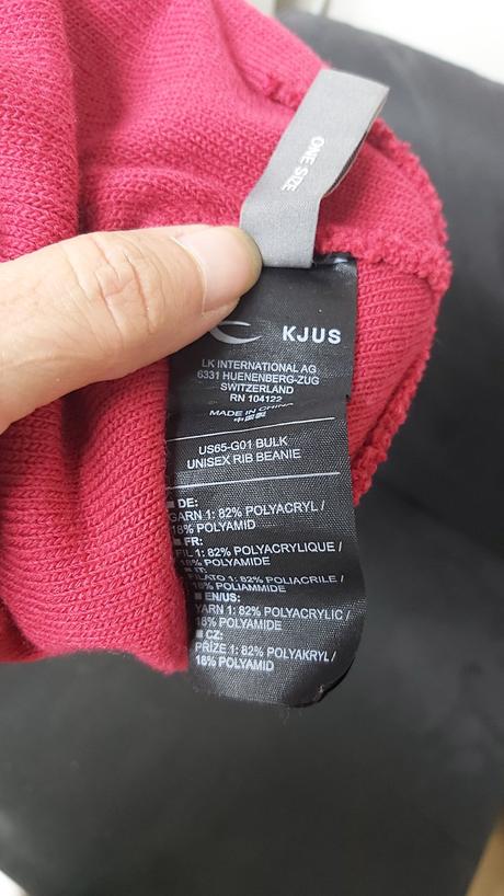 Čiapka značky kjus (unisex) červenej farby, 