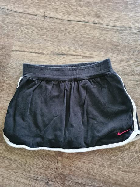 Sukna so vsitymi kratasmi, nike,116