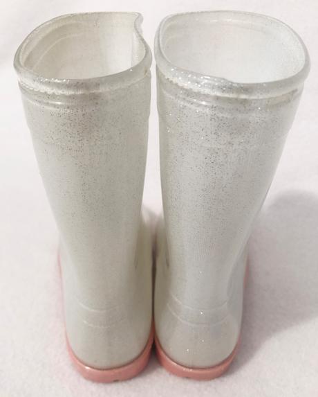 Biele perleťové gumáky, 26