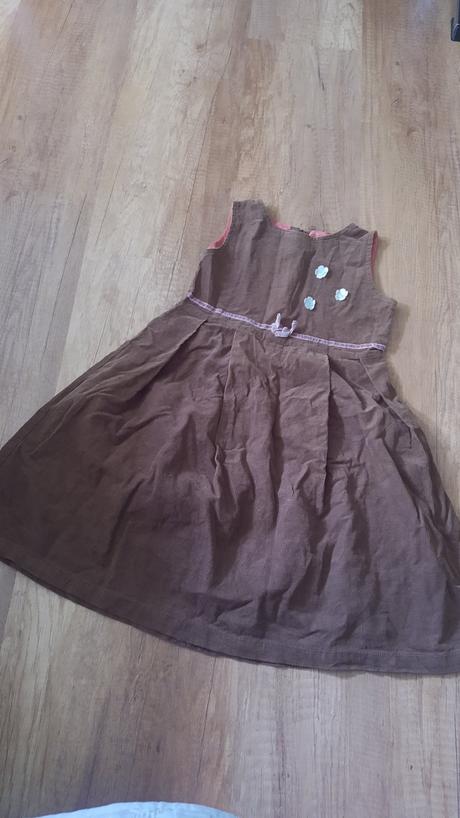 Dievčenské menčestrové šaty, 110