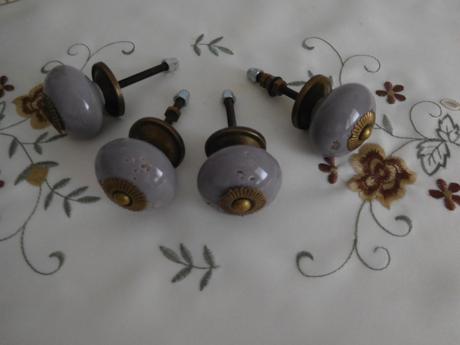 Porcelánové úchytky na nábytok,, 