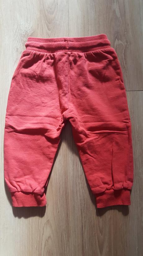 Červené tepláčky č.80, 80