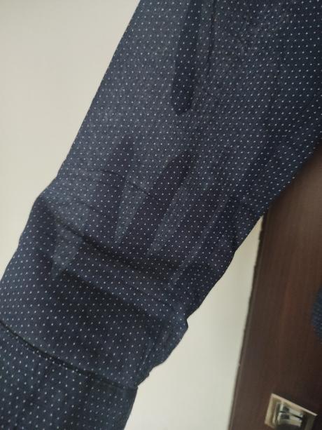 Modrá bodkovaná košeľa, authority,s