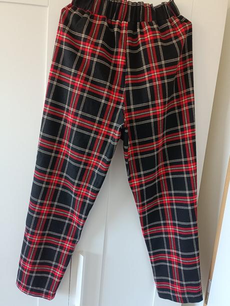 Kárované nohavice, 152