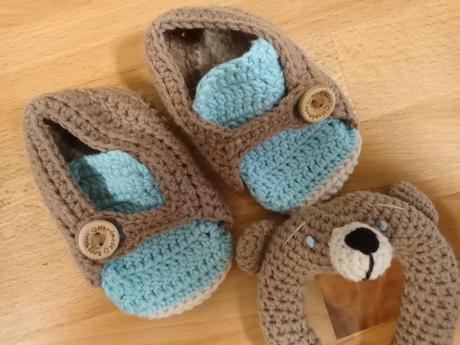 Papučky a hrkalka macko zn milasila a čiapka,